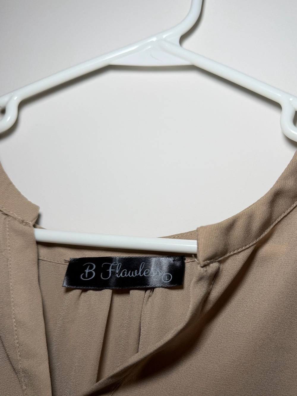 B Flawless Taupe Split Neck Short Sleeve Blouse Women’s Large - Picture 3 of 6